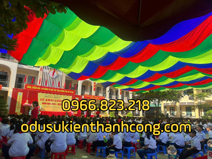 Dù che sân trường diện tích lớn