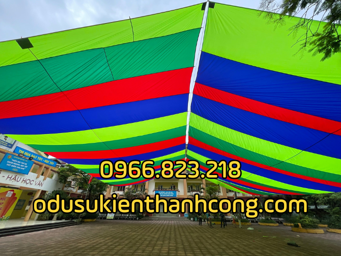 Dù che sân trường