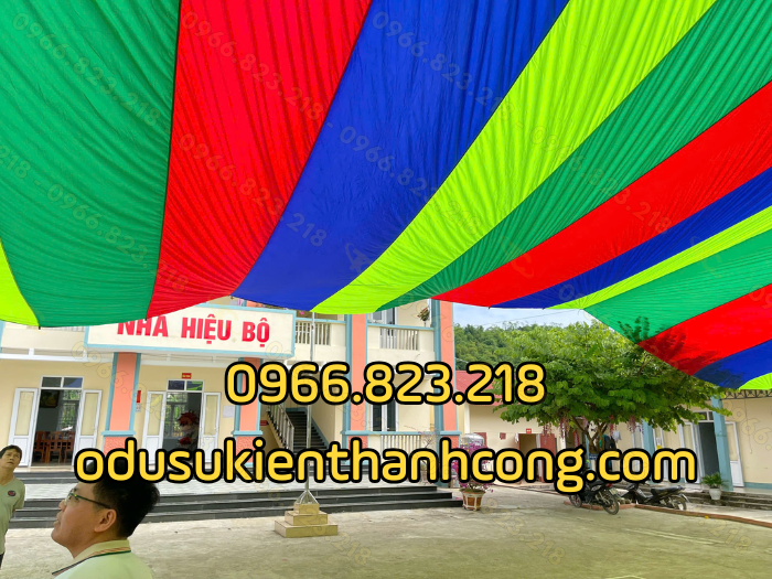 Dù 2 mái chạy cáp tại sân trường