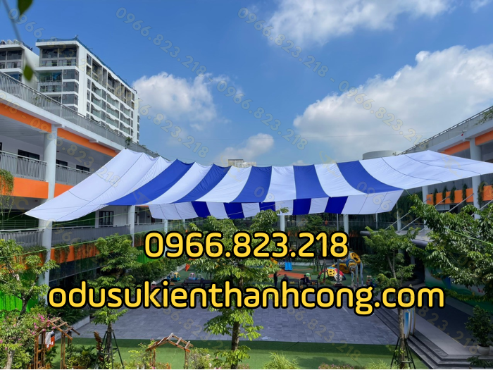 Dù 2 mái xanh trắng tại khuôn viên trường học