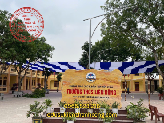 Dù che sân trường THCS Liên Đồng
