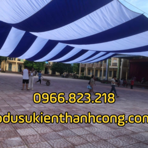 Dù lớn che sân trường