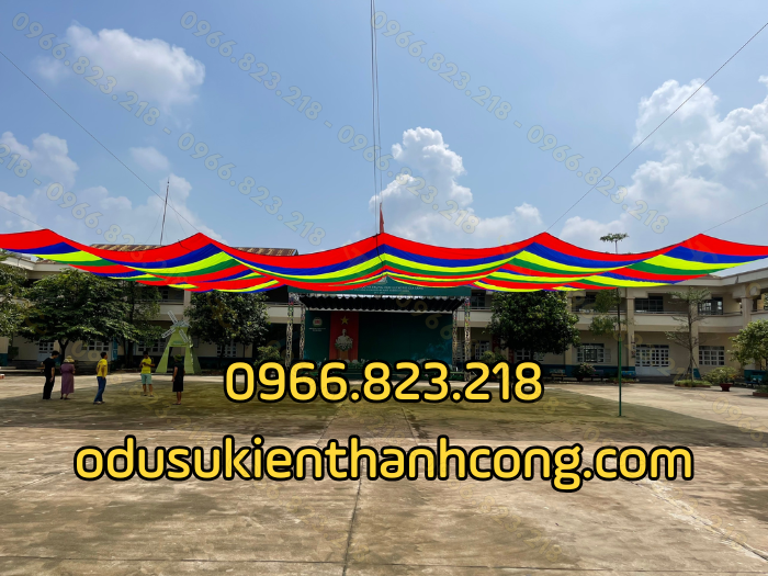 Dù che nắng mái bằng tại sân trường