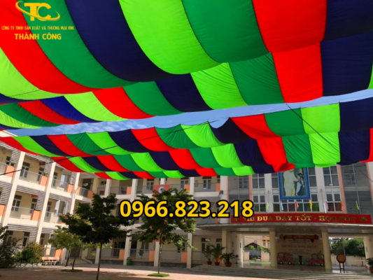 Ô dù che sân trường