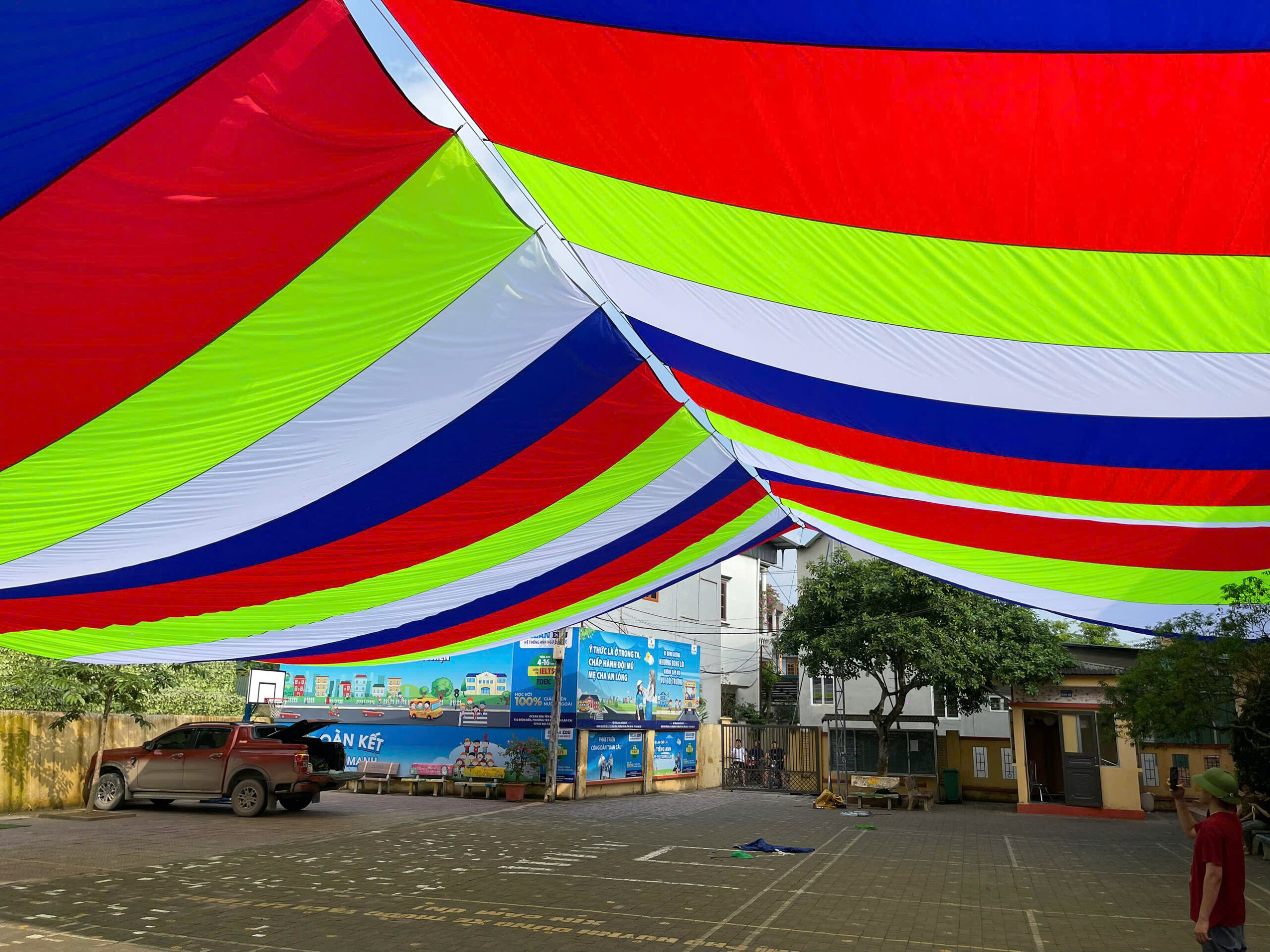 Dù Che Sân Trường Đồng Hành