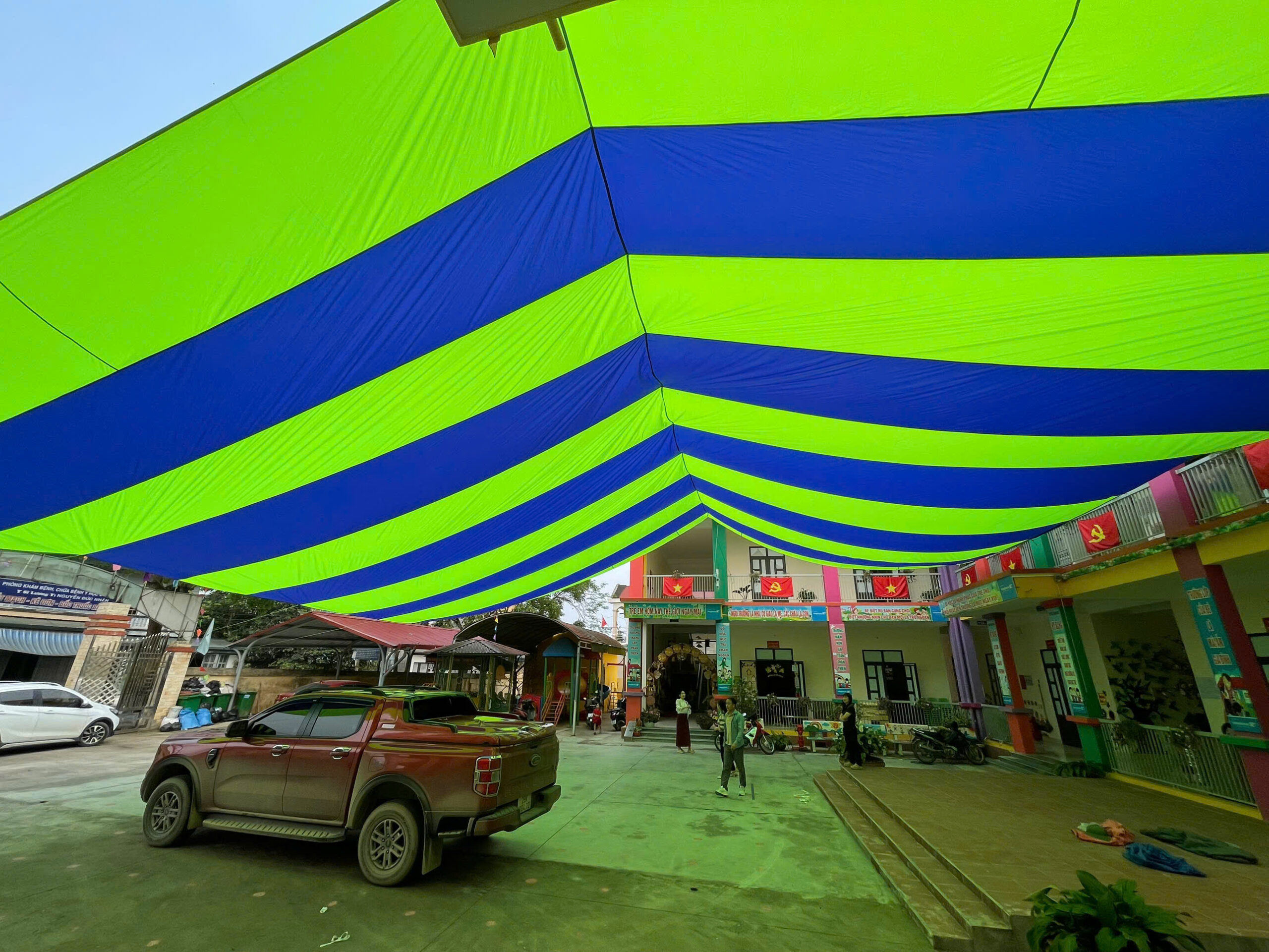 Kinh Nghiệm Lựa Chọn Dù Che Sân Trường