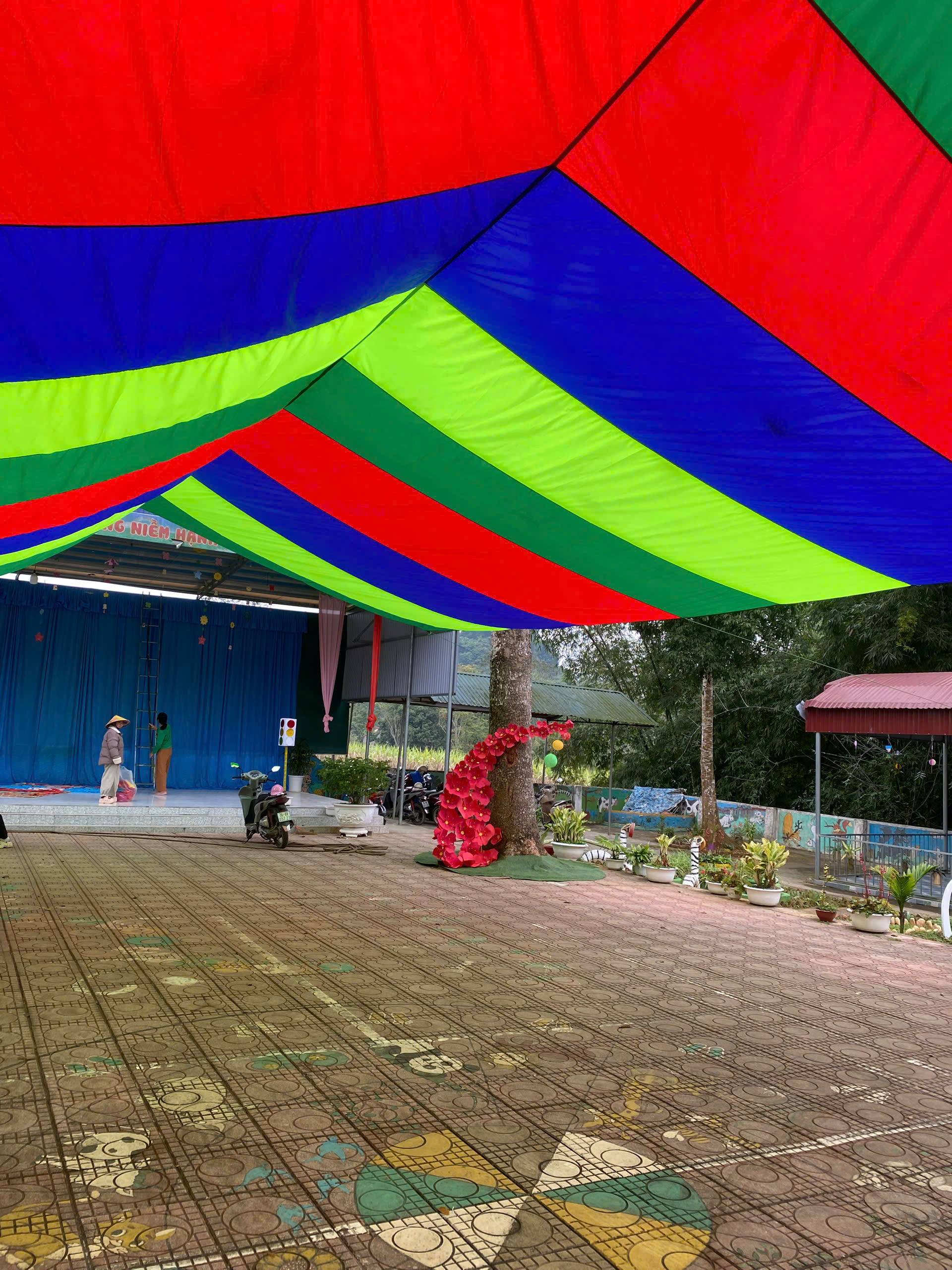 Dù Che Sân Trường Toàn Quốc