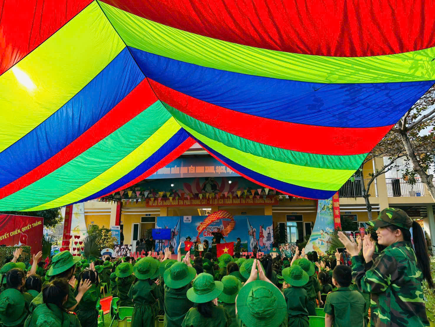 Dự Án Dù Che Sân Trường